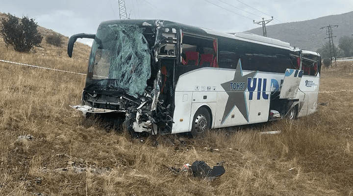 Sivas’ta yolcu otobüsü ile TIR çarpıştı: Çok sayıda yaralı